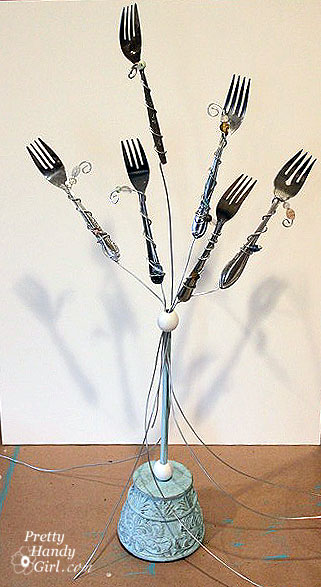 Old forks? Use them in this creative DIY fork photo holder! | Pretty Handy Girl #prettyhandygirl #tutorial #DIY