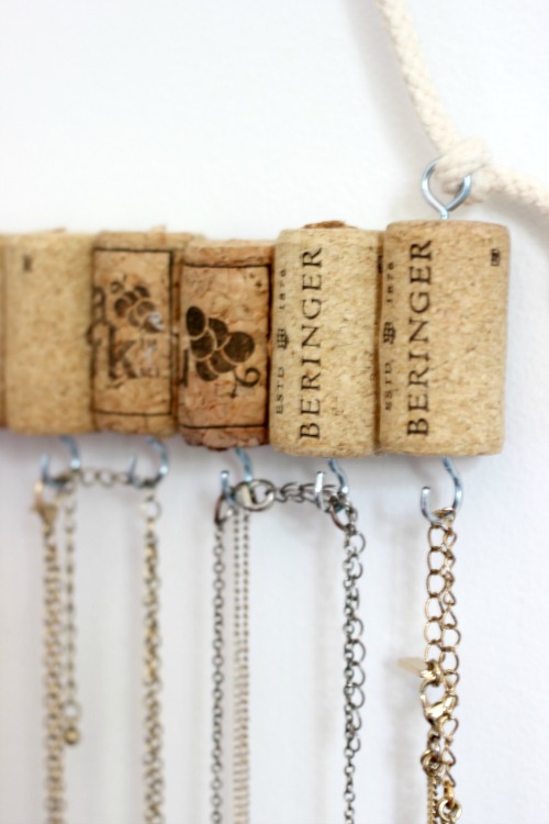 Love this DIY Jewelry Holder! Perfect use for those old corks!