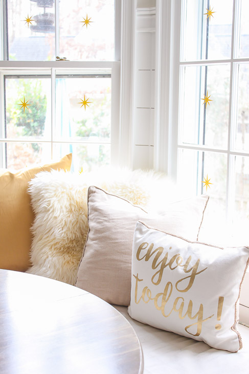 gold-white-holiday-pillows