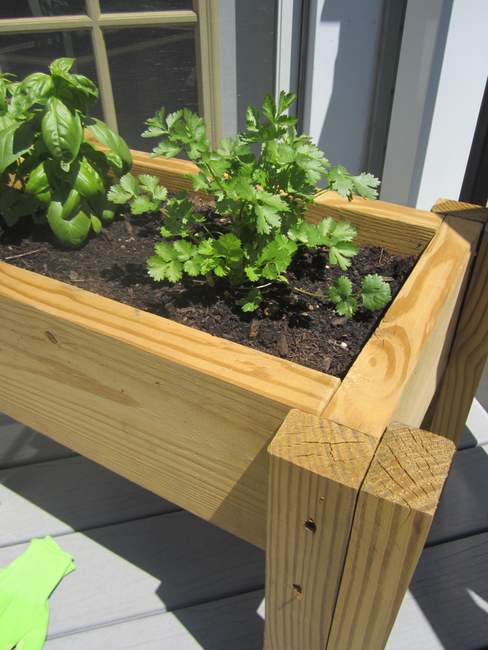 Scrap-wood-plater-Herb-Garden-Box